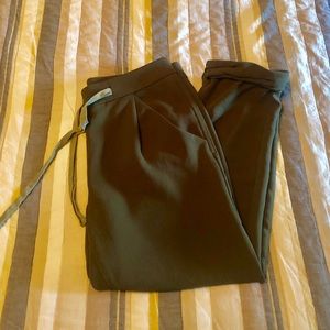 Aritzia Wilfred pleated cropped pant